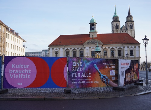 Transparente, die für Vielfalt werben, vor dem Magdeburger Rathaus