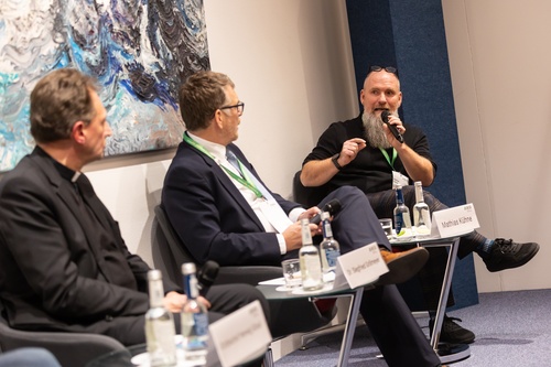 Mathias Kühne im Gespräch mit Erzbischof Gössl und Dr. Grillmeyer
