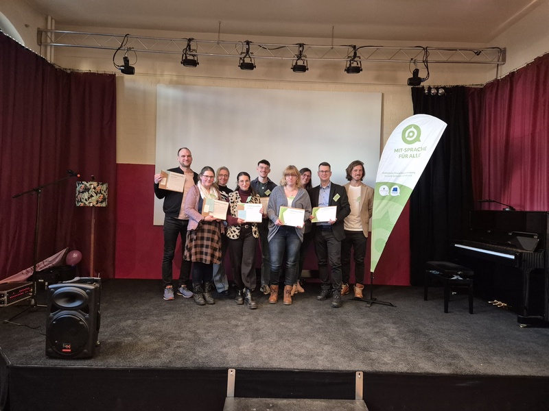 Teilnehmende bei der Zertifikatsübergabe im Rahmen der Qualifizierungsreihe des Projektes "Mit-Sprache für alle"