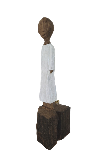 Eine aus Holz geschnitzte Königin. Die Krone steht hinter ihr.