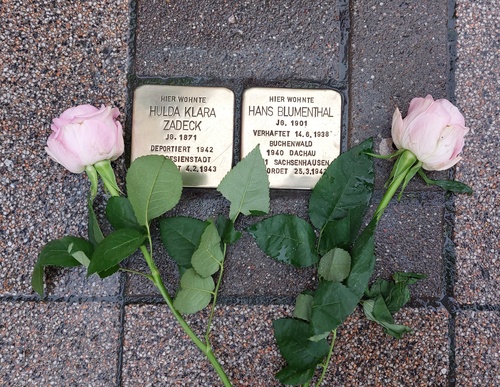 Foto der Stolpersteine für Hulda Klara Zadeck und Hans Blumenthal mit Rosen daneben