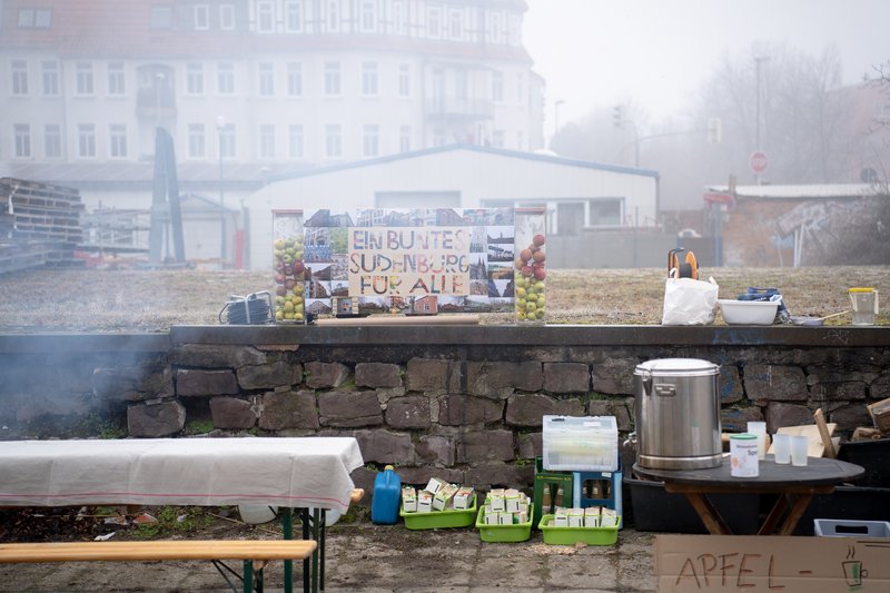 Infostand an einer Mauer im Nebel